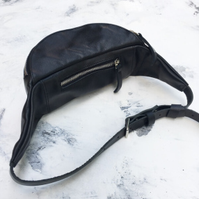 Кожаная сумка на пояс черная Kokosina с кожаным ремнем