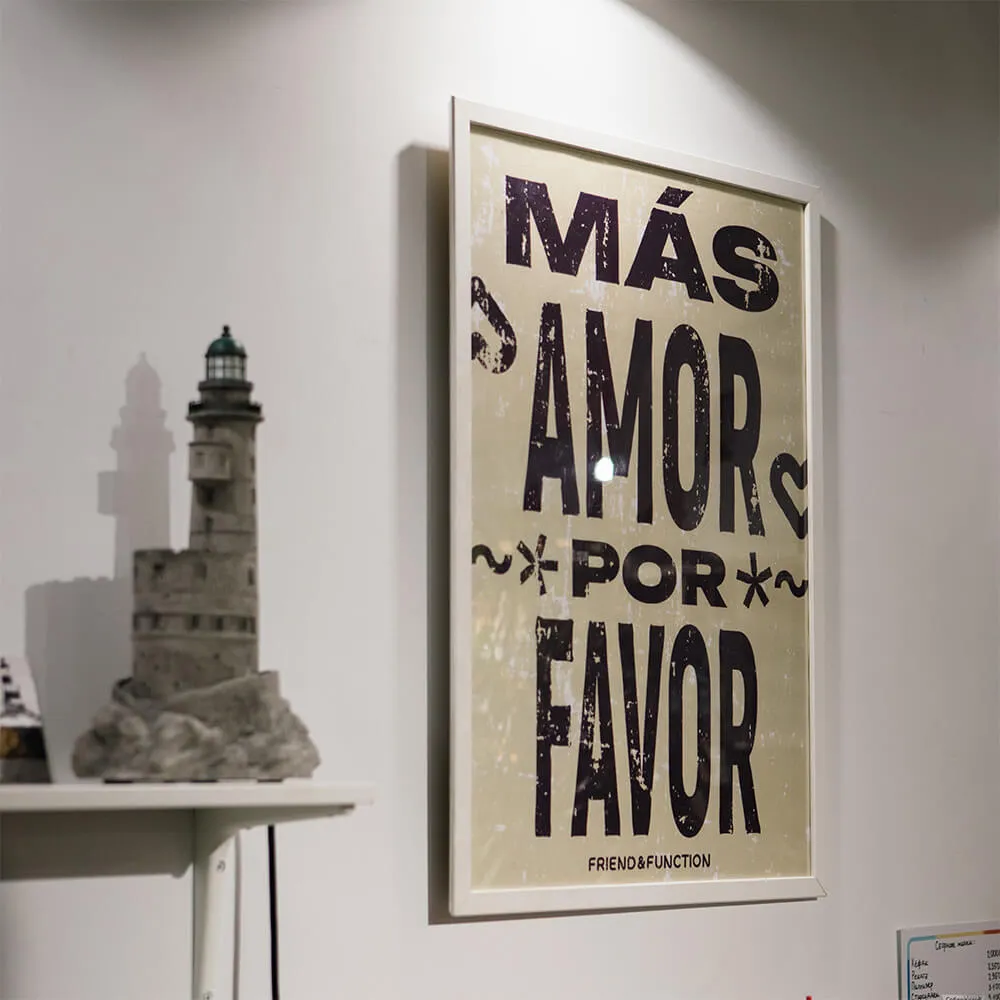 Плакат Friend Function Mas Amor монохромный - фото 2