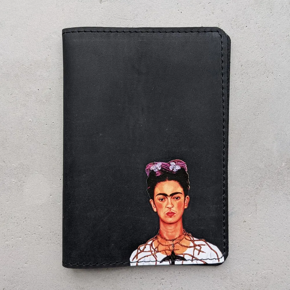 Обложка для паспорта Автопортрет в терновом ожерелье с колибри - фото 1