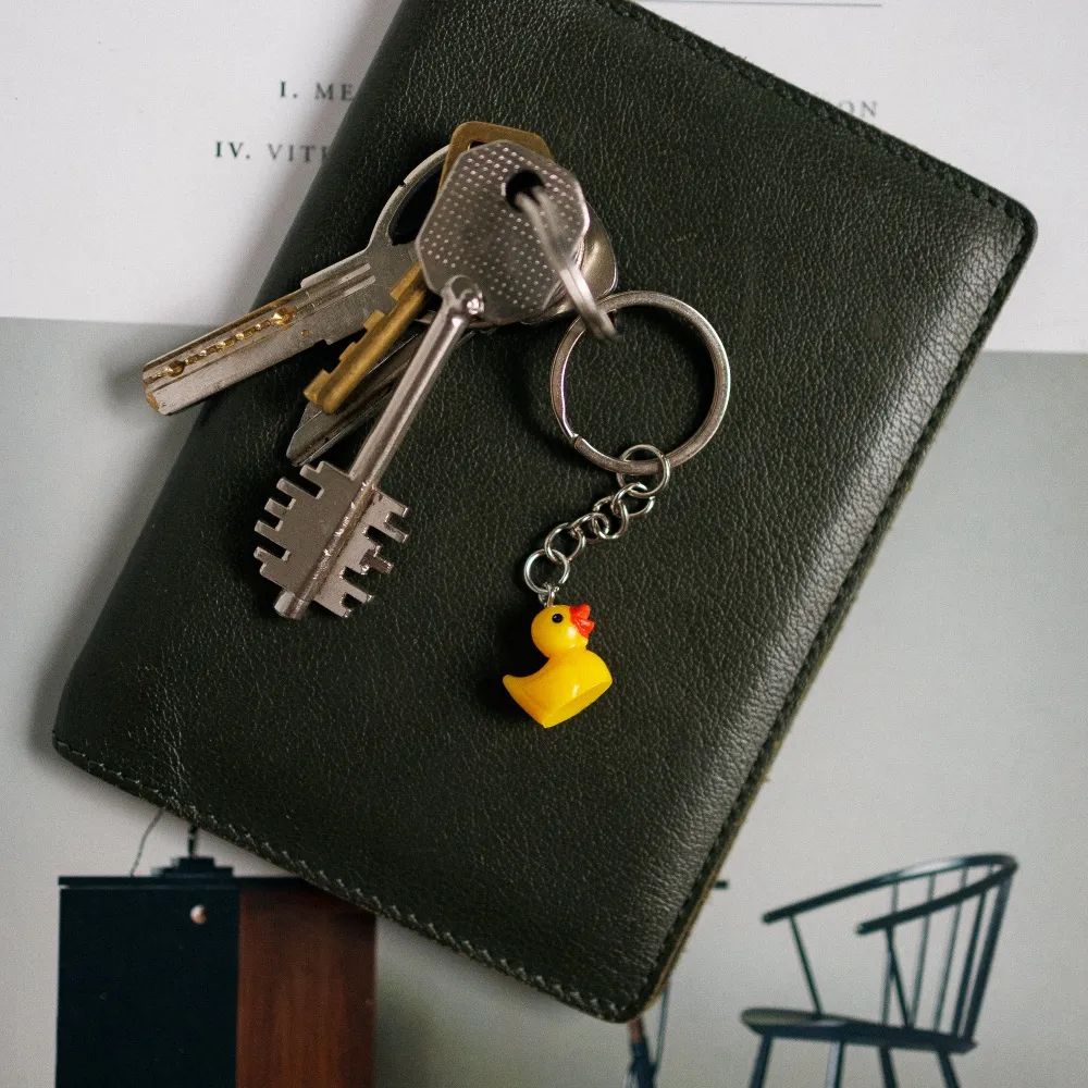 Брелок с уткой желтой - фото 1