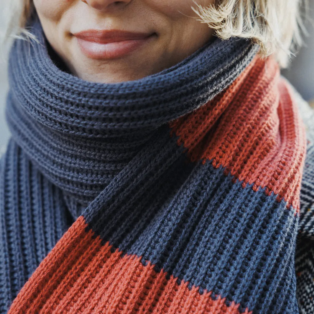 Вязаный шарф Friend Function Графитовый с коралловым - фото 4