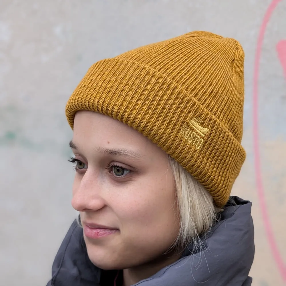 Шапка Kusto One горчичная с вышивкой - фото 1