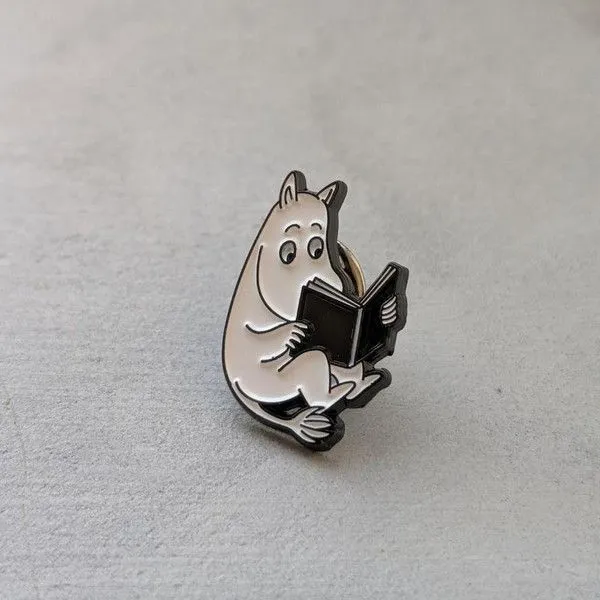 Значок Подписные издания Муми-тролль с книгой - фото 1