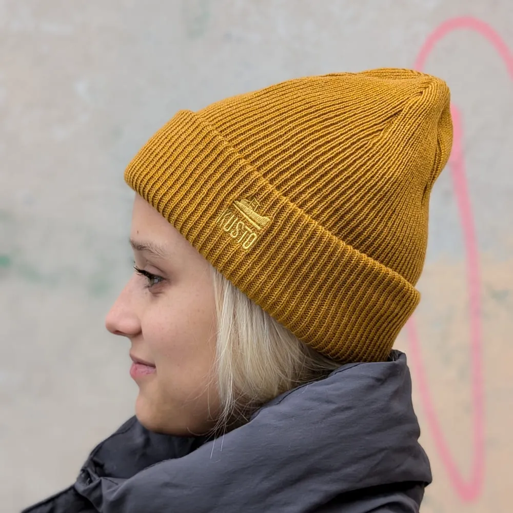 Шапка Kusto One горчичная с вышивкой - фото 3