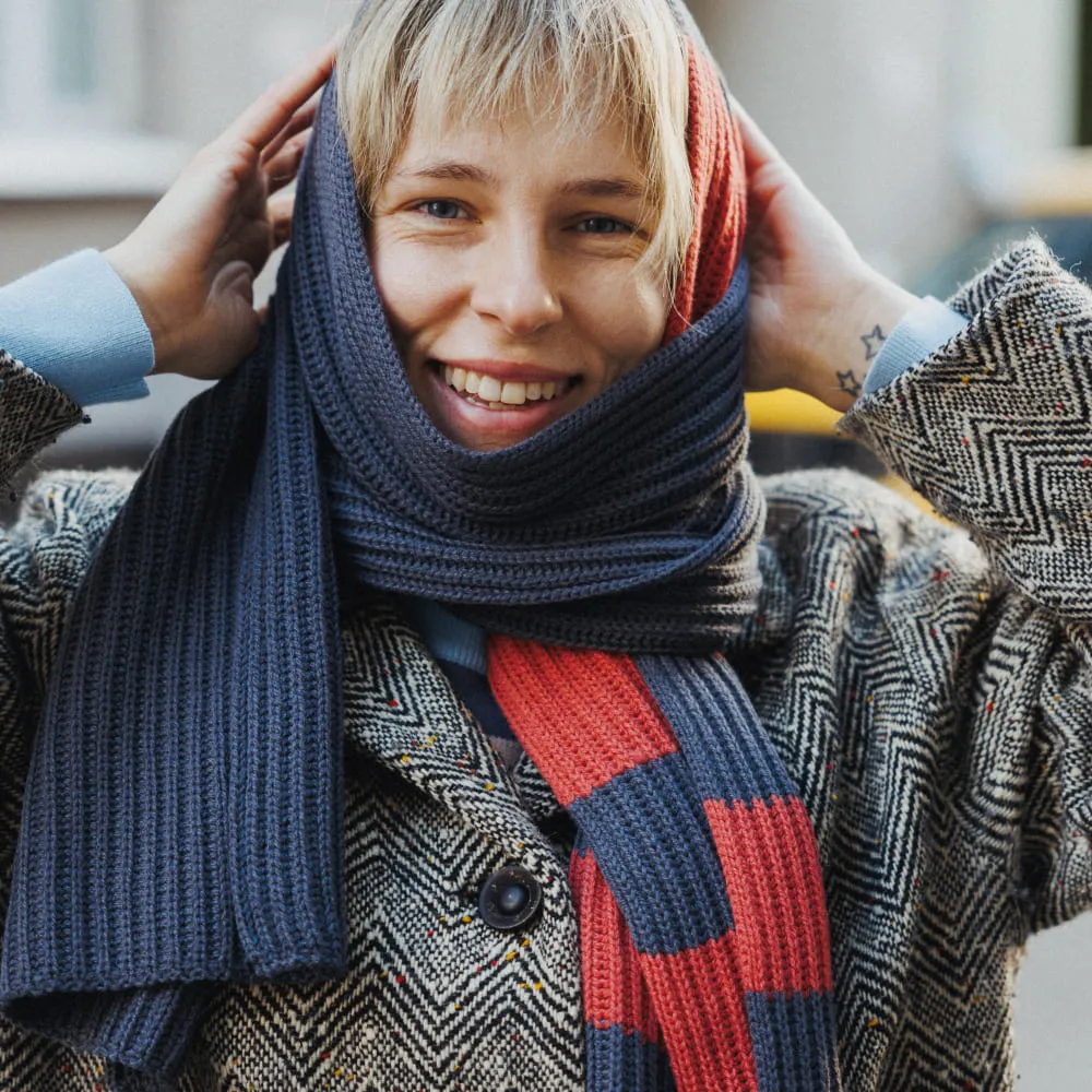 Вязаный шарф Friend Function Графитовый с коралловым - фото 3