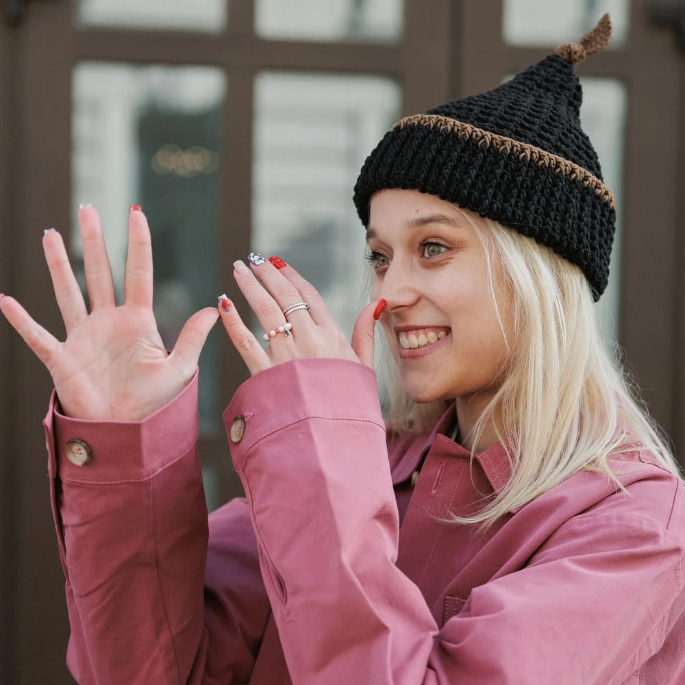 Шапка CHECK YA HEAD с хвостиком черная 26224/1 - фото 1