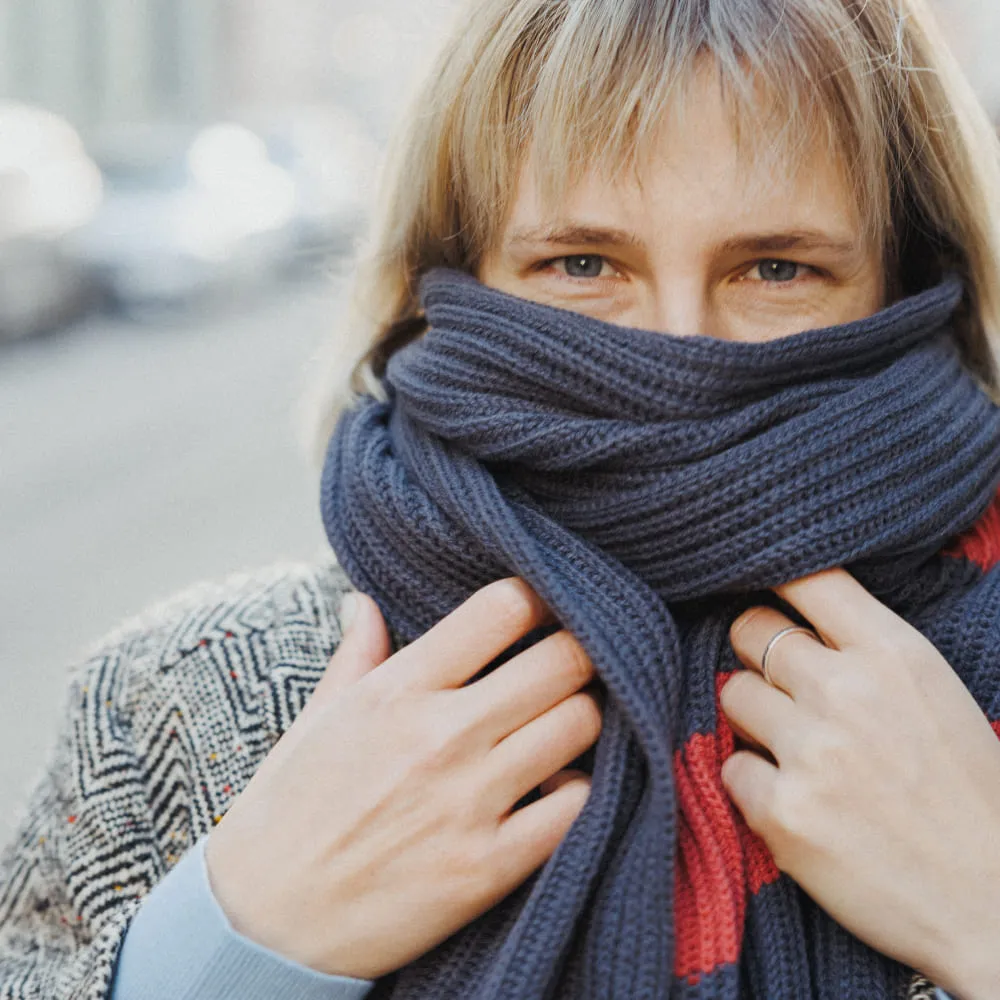 Вязаный шарф Friend Function Графитовый с коралловым - фото 5