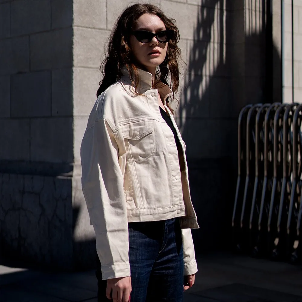 Укороченная джинсовая куртка SHU бежевая - фото 3