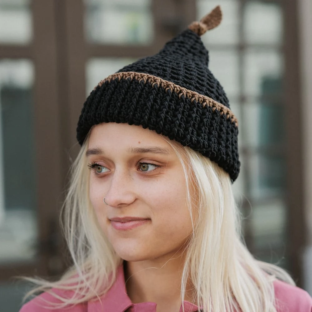 Шапка CHECK YA HEAD с хвостиком черная 26224/1 - фото 2