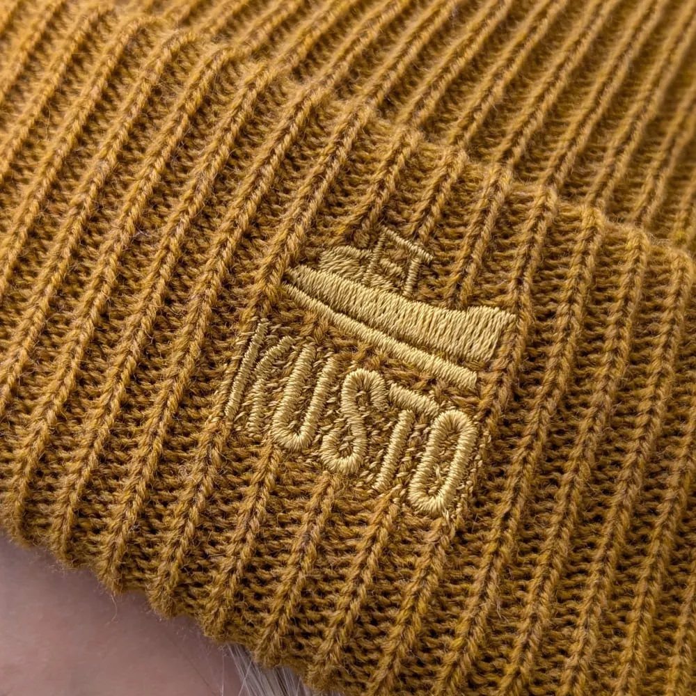 Шапка Kusto One горчичная с вышивкой - фото 2