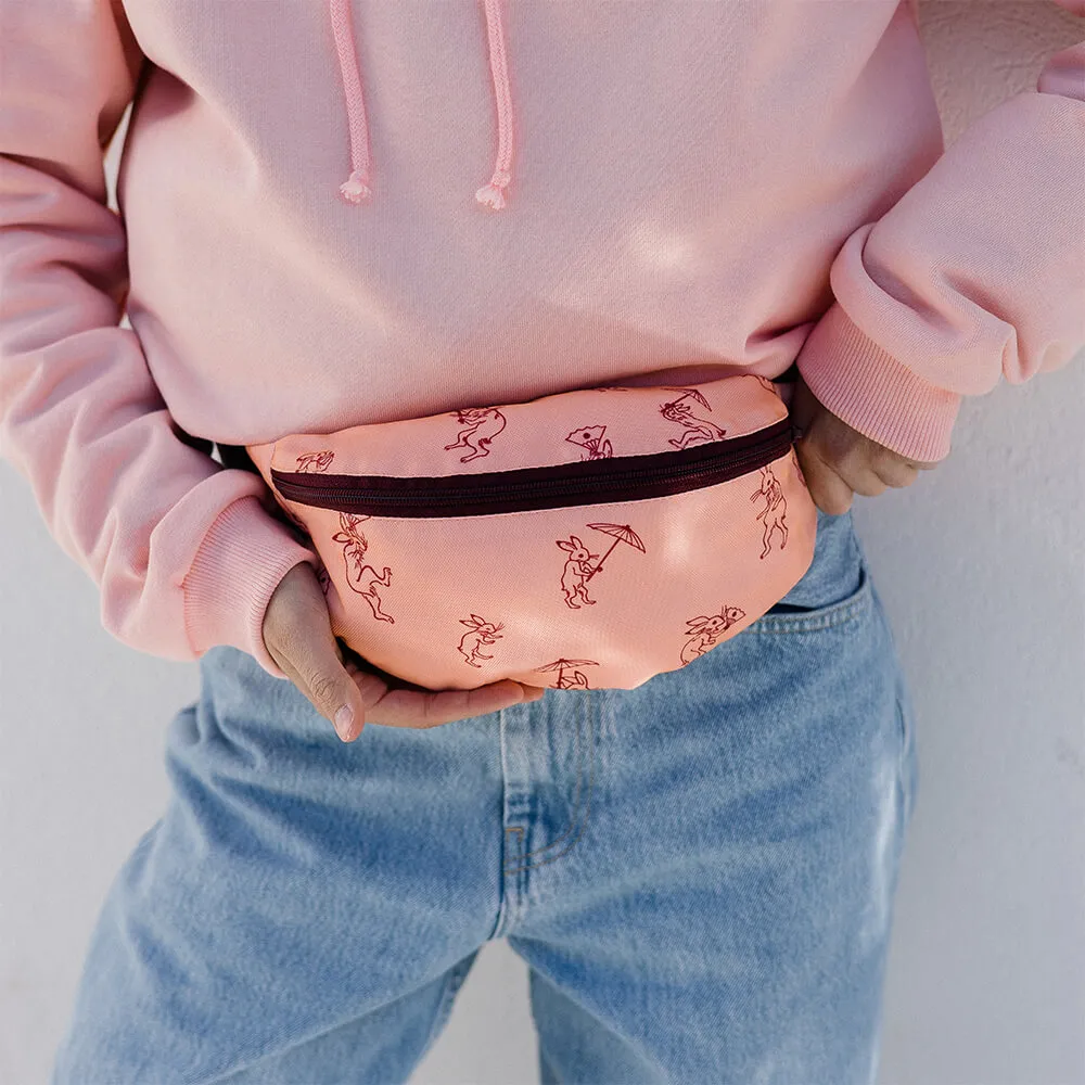 Сумка на пояс Friend Function Беспокойные зайцы светло-розовая - фото 1