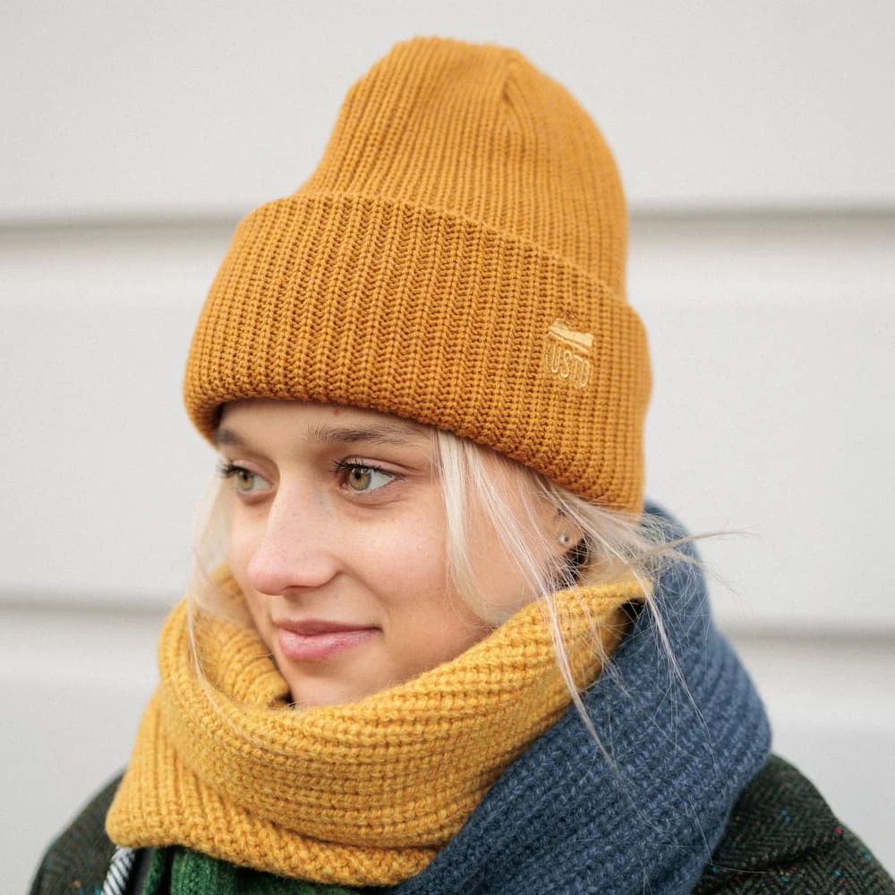 Шапка Kusto Heat горчица с вышивкой - фото 1