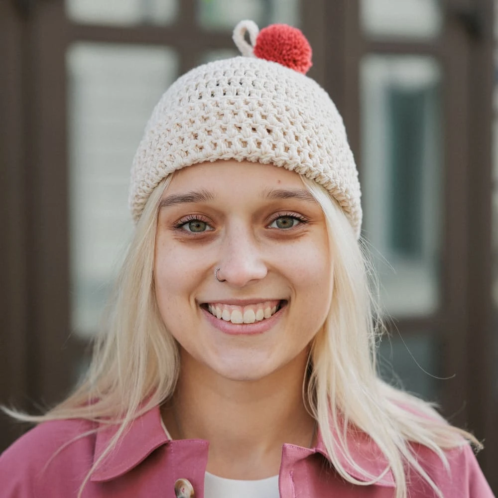 Шапка CHECK YA HEAD бежевая с помпоном 26222/147 - фото 1