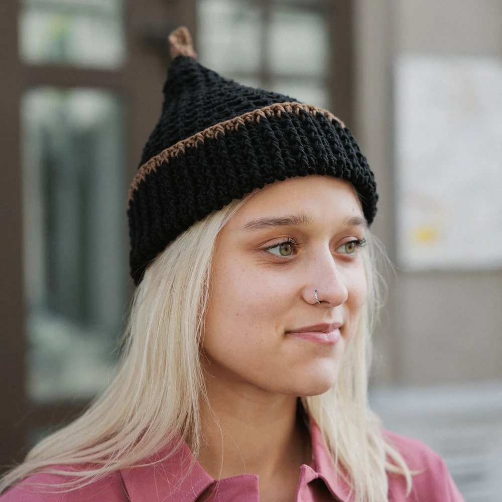 Шапка CHECK YA HEAD с хвостиком черная 26224/1 - фото 4