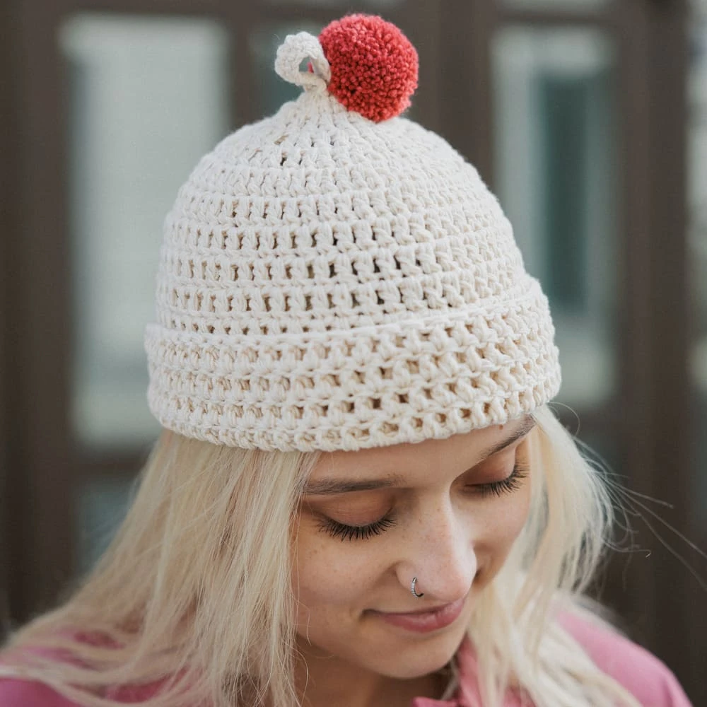 Шапка CHECK YA HEAD бежевая с помпоном 26222/147 - фото 3