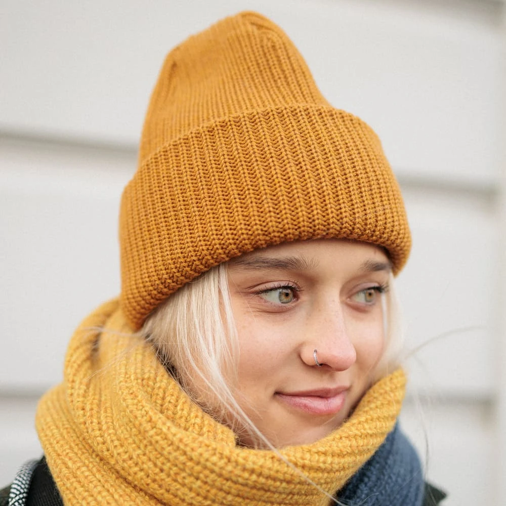 Шапка Kusto Heat горчица с вышивкой - фото 4