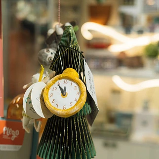 Ватная елочная игрушка - Часики