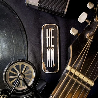 Арт объект - табличка НЕ ИИ - ржавая и настоящая черная