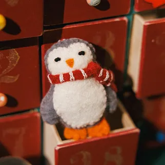 Игрушка на елку из шерсти Пингвин в полосатом шарфике