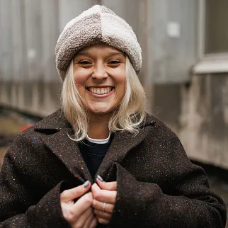 Двухцветная шапка с помпоном Friend Function барашковая бежево-серая