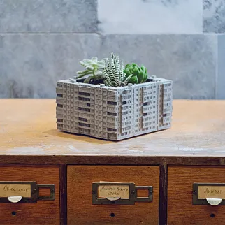 Бетонное квадратное кашпо в виде панельки серое