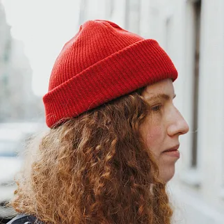 Шапка Kusto Short красная с вышивкой