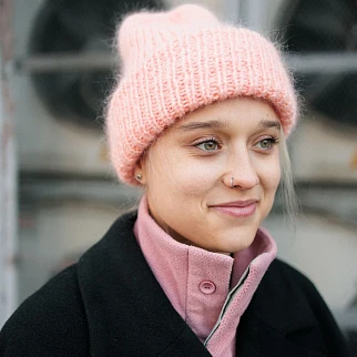 Мохеровая шапка Friend Function розовая