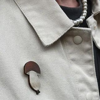 Деревянная брошка PlantMyBones Белый грибочек