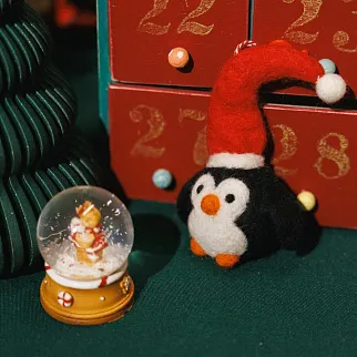 Игрушка на елку из шерсти Пингвин в длинном колпаке
