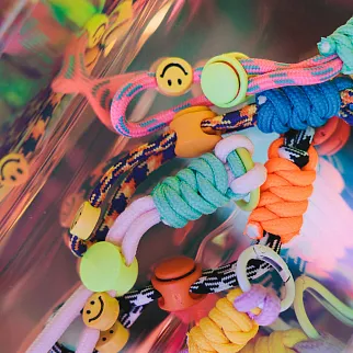 Брелок шнурковый Friend Function со смайликом (разные цвета)