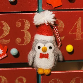 Игрушка на елку из шерсти Пингвин с бабочкой