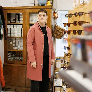 Рабочий халат Friend Function розовый и лаконичный