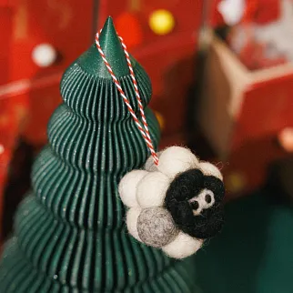 Игрушка на елку из шерсти Овечка