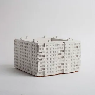 Бетонное квадратное кашпо в виде панельки белое