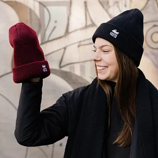 Шапка Kusto One черная с вышивкой