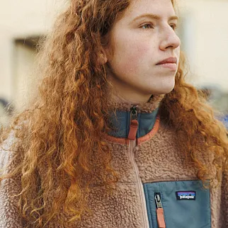 Флиска Patagonia женская Classic Retro-X Fleece Jacket pampas tan - nouveau green