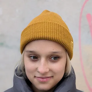 Шапка Kusto One горчичная с вышивкой