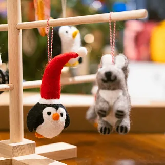 Игрушка на елку из шерсти Пингвин в длинном колпаке