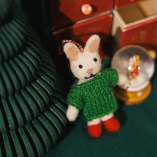 Игрушка на елку из шерсти Заяц в зеленом свитере