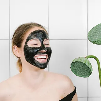 Маска для лица очищающая с углем Laboratorium