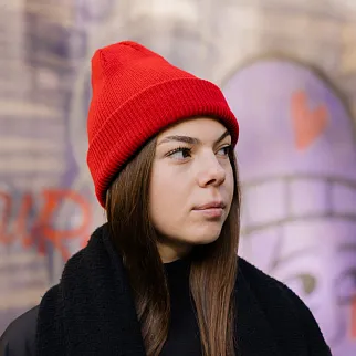 Шапка Kusto One красная с вышивкой