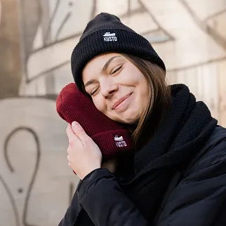 Шапка Kusto One черная с вышивкой