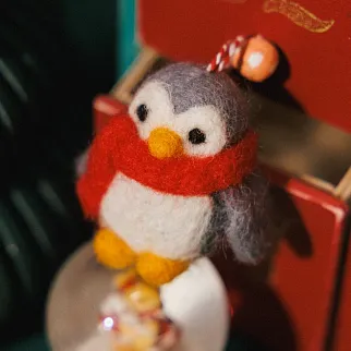Игрушка на елку из шерсти Пингвин в красном шарфике