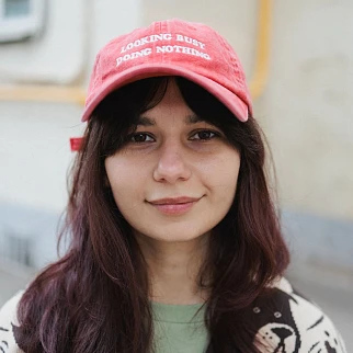 Кепка Friend Function Looking Busy красная со светонакопительной нитью