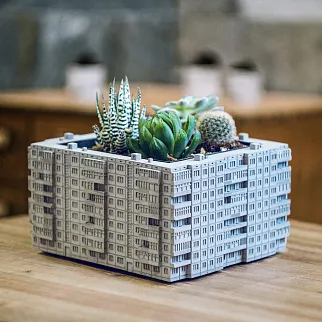 Бетонное квадратное кашпо в виде панельки серое