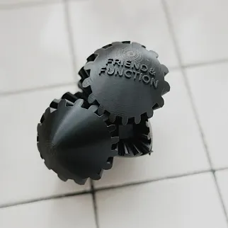 Неведомая штука круглая зубчатая черная