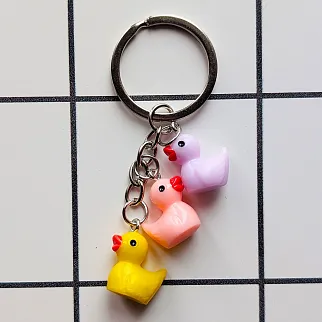 Брелок с тремя утками разноцветными