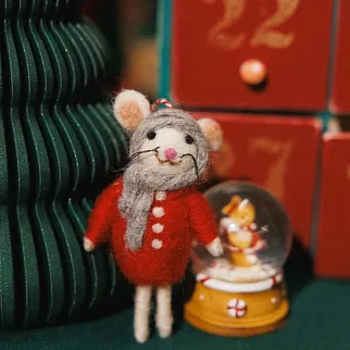 Игрушка на елку из шерсти Мышка в красном кардигане