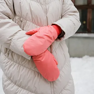 Дутые варежки Friend Function коралловые