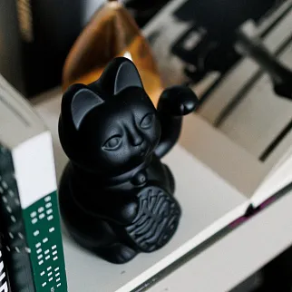 Манэки-нэко - Lucky Cat черный матовый